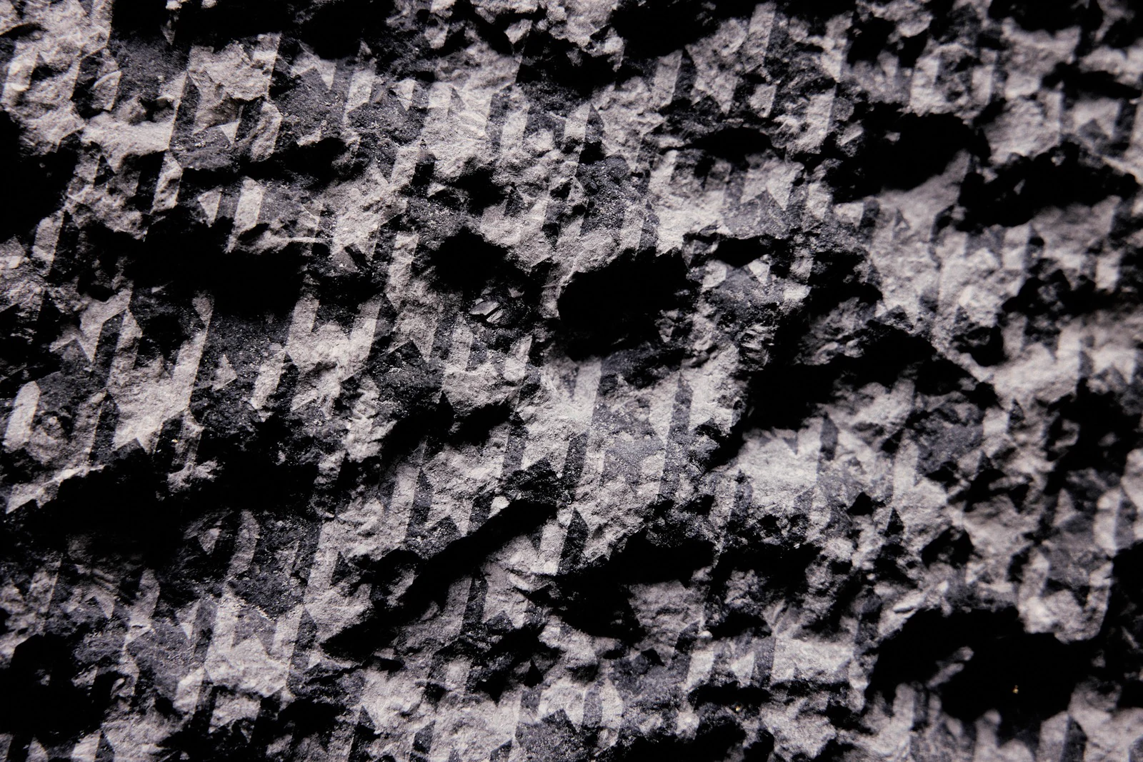 Détail macro d'une pierre bleue gravée au laser d'un motif pied-de-poule