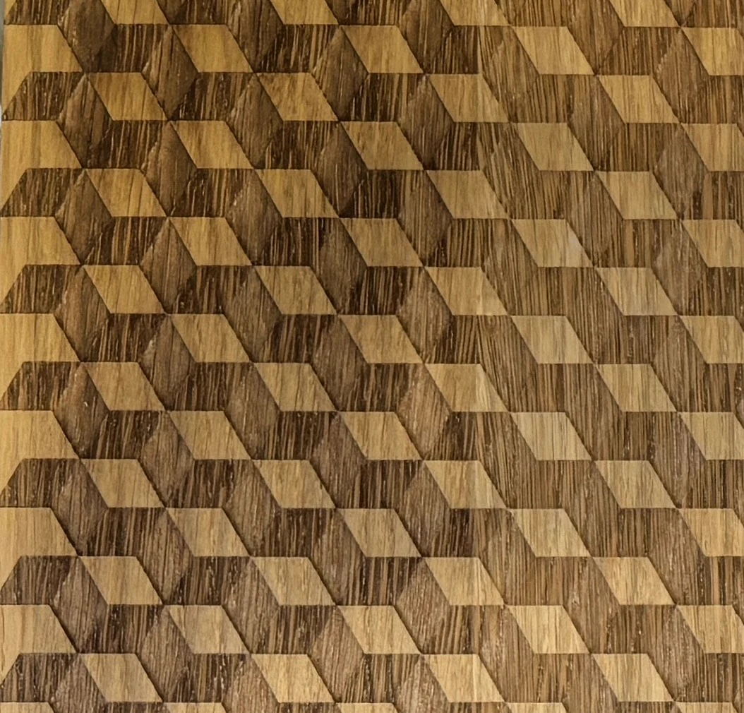 Panneau de bois gravé d'un motif de cubes en trompe-l'œil