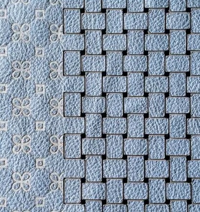 Cuir bleu gravé et découpé d'un motif de tressage