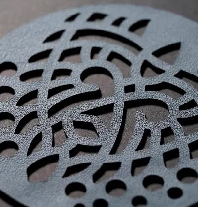 Disque de cuir gris ardoise ajouré d'un motif organique