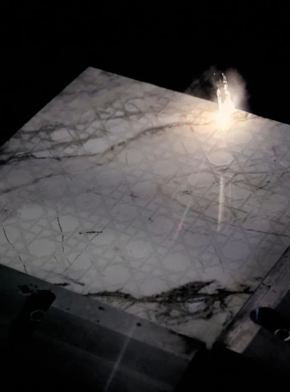 Faisceau laser gravant une plaque de marbre