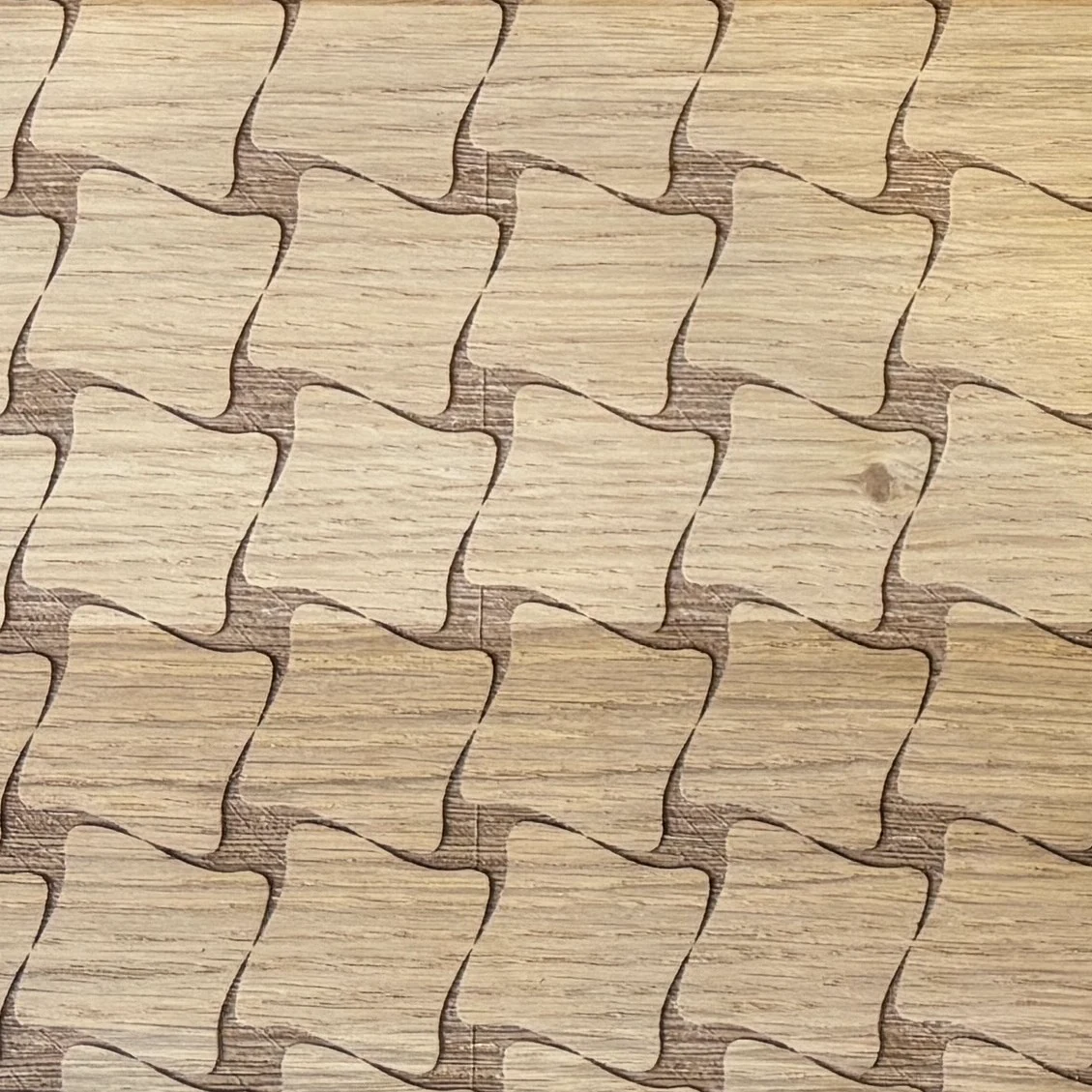 Bois découpé en puzzle ondulé