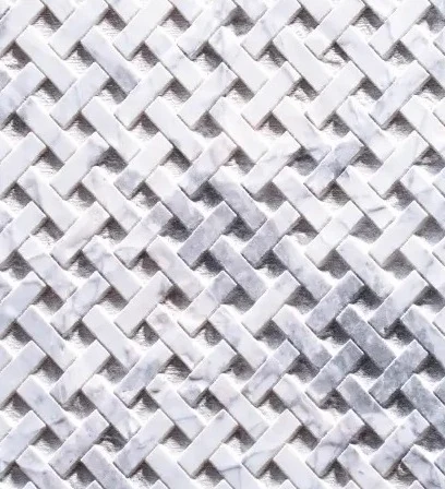 Marbre blanc gravé d'un motif de tressage