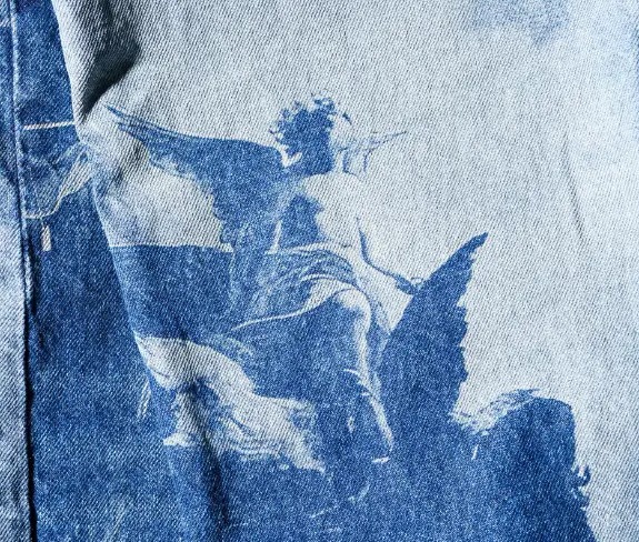 Motif figuratif délavé au laser sur jean clair