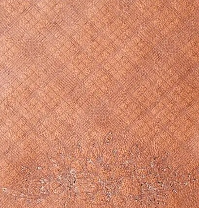 Cuir cognac gravé d'une trame fine et d'un motif floral