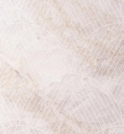Marbre crème gravé d'un motif d'écailles