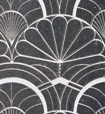 Motif art déco en éventail gravé sur pierre bleue