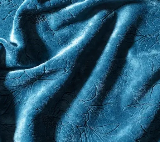 Velours bleu gravé d'un motif floral en relief