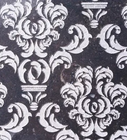 Damas baroque gravé en blanc sur pierre bleue