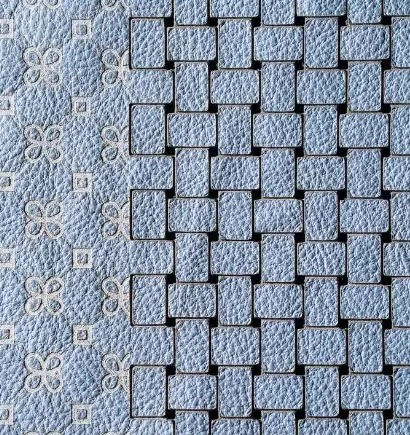 Cuir bleu gravé et découpé d'un motif de tressage