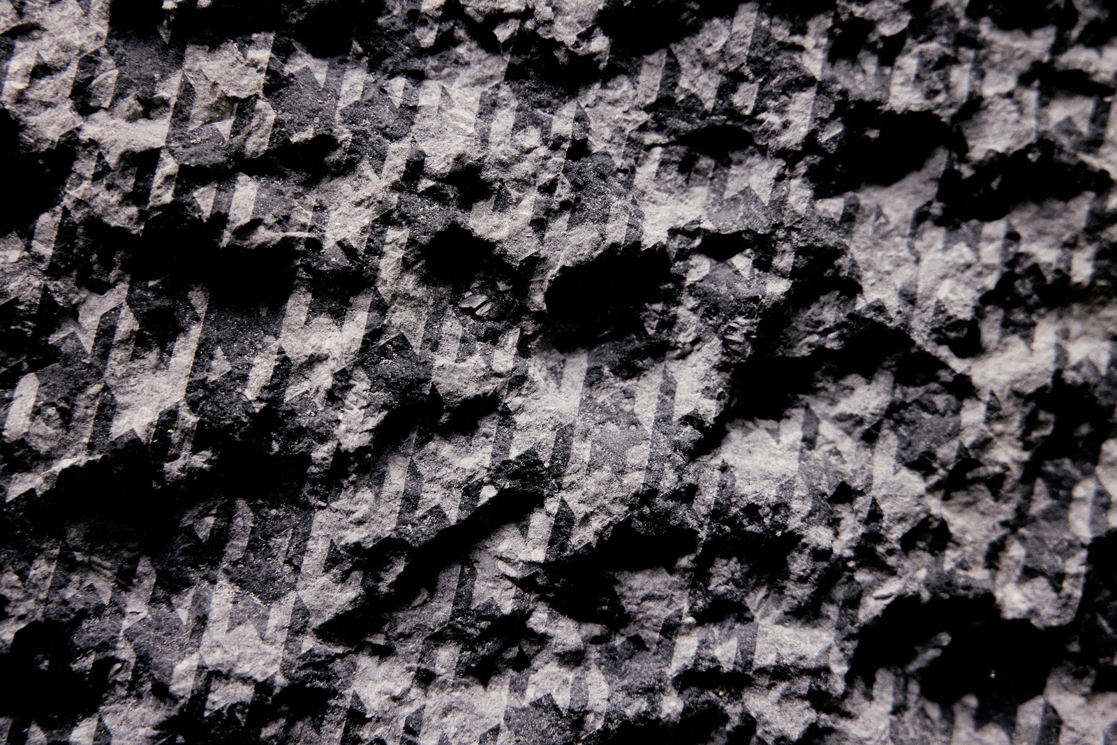 Détail macro d'une pierre bleue gravée au laser d'un motif pied-de-poule