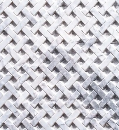 Marbre blanc gravé d'un motif de tressage