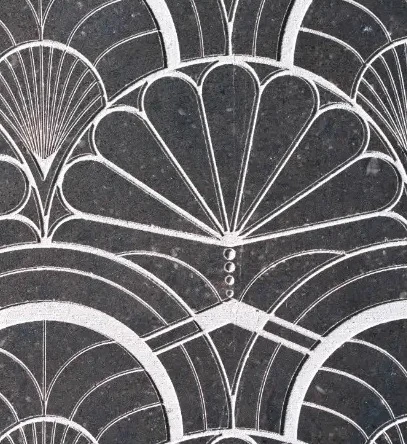 Motif art déco en éventail gravé sur pierre bleue