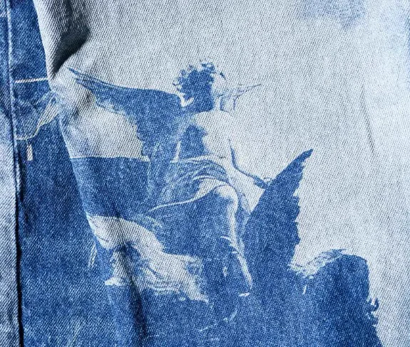 Motif figuratif délavé au laser sur jean clair