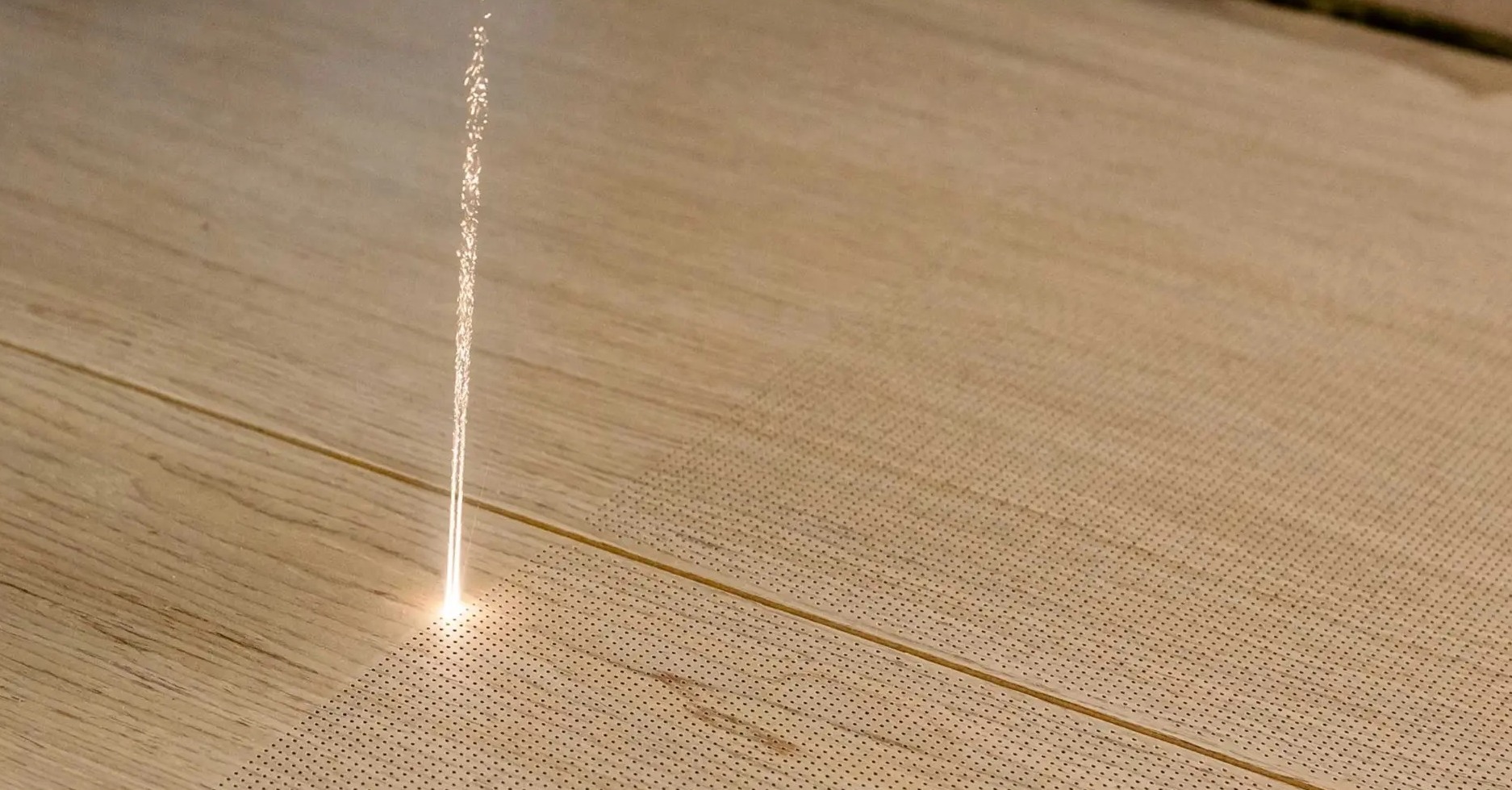 Faisceau laser micro-perforant un panneau acoustique en chêne clair