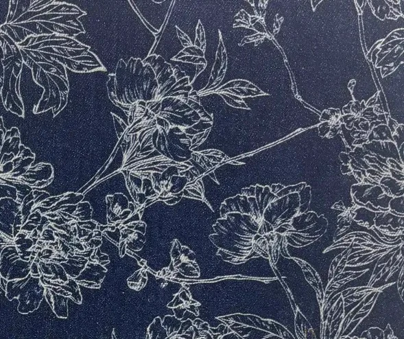 Motif floral gravé au laser sur toile denim bleu nuit