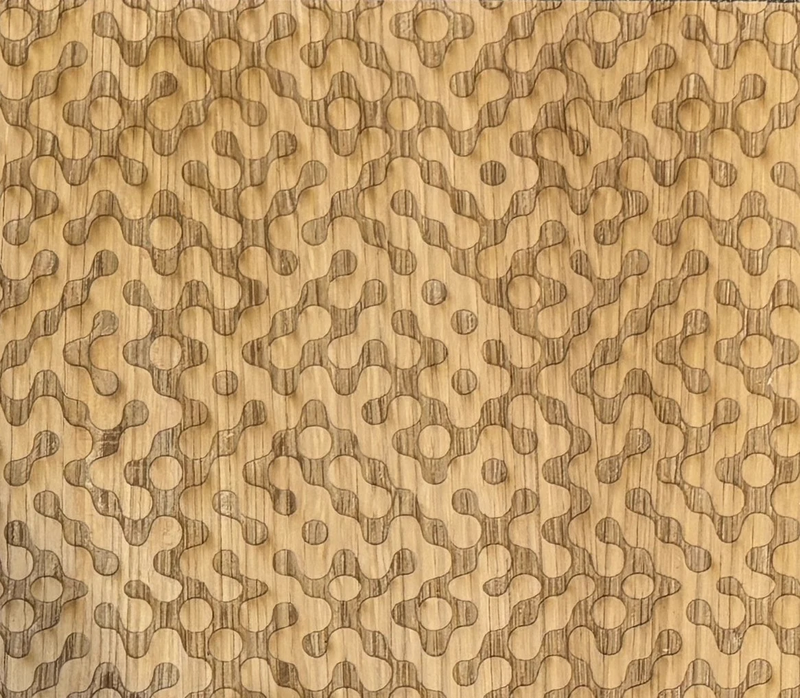 Bois gravé d'un motif alvéolaire en relief