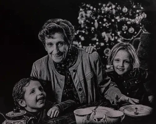 Scène de famille gravée sur pierre noire polie