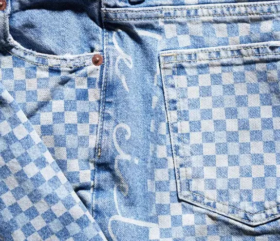 Damier laser sur jean et poche arrière