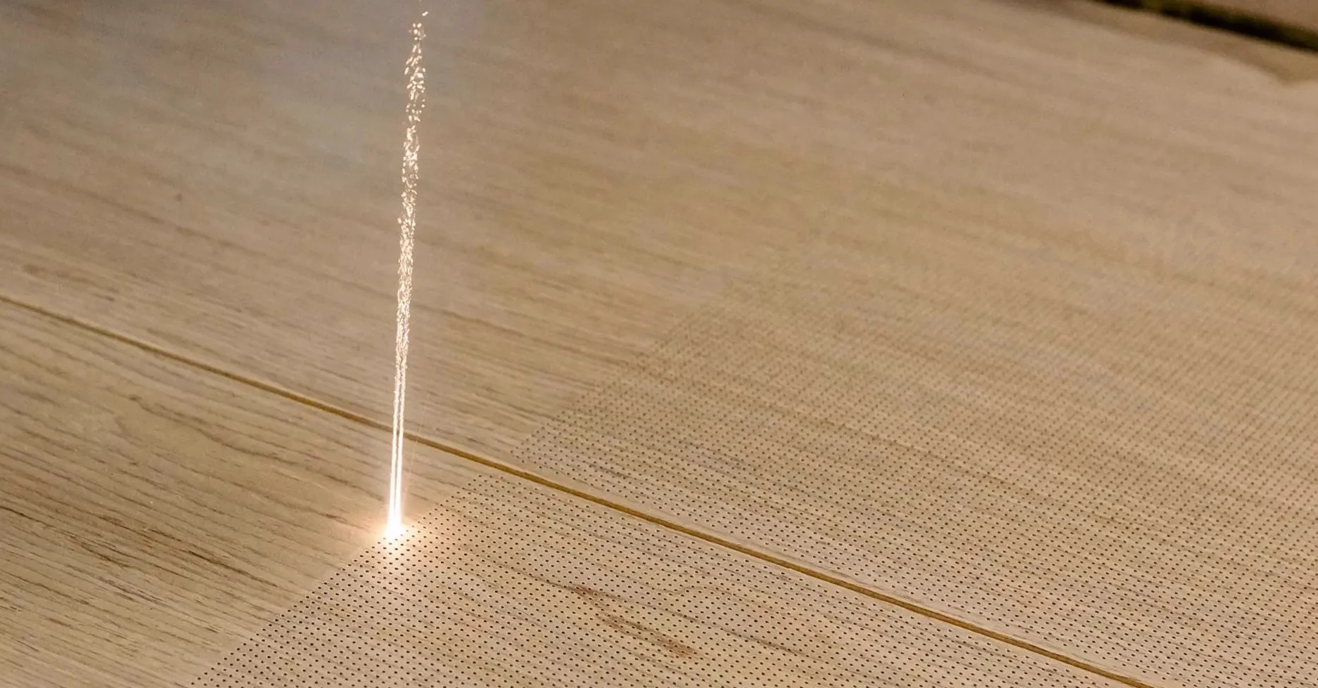Faisceau laser micro-perforant un panneau acoustique en chêne clair