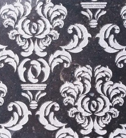 Damas baroque gravé en blanc sur pierre bleue