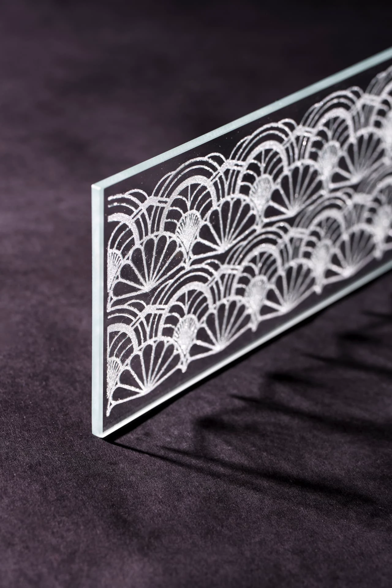 Panneau de verre gravé d'un motif d'éventails art déco