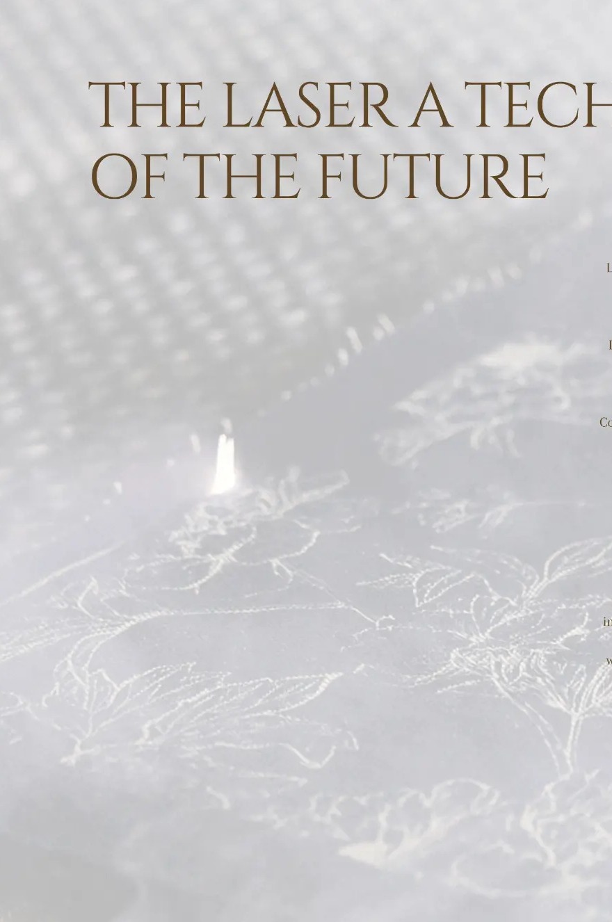 Motif floral finement gravé au laser sur un textile clair