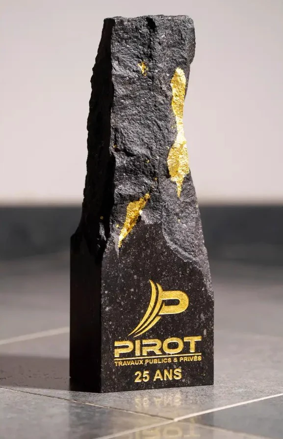 Trophée en pierre noire gravé et doré à la feuille d'or, Pirot 25 ans