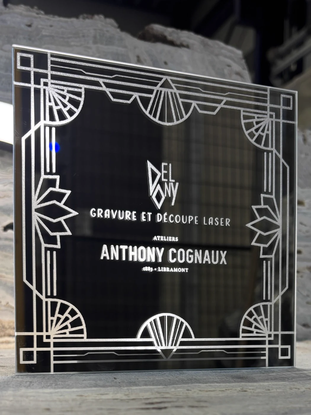 Miroir gravé au laser d'un cadre art déco et du logo Delony